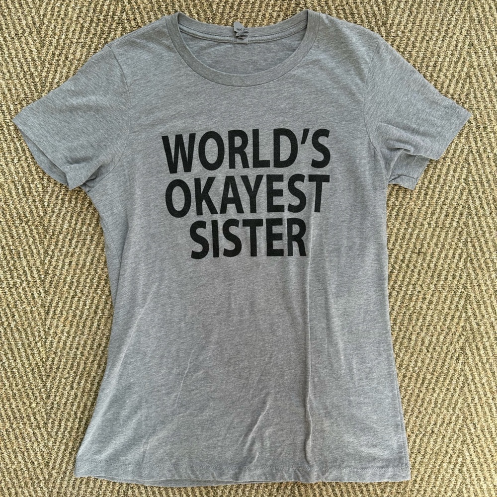 “WORLD OKAYEST SISTER” Grey T-Shirt - kids XL/woman S